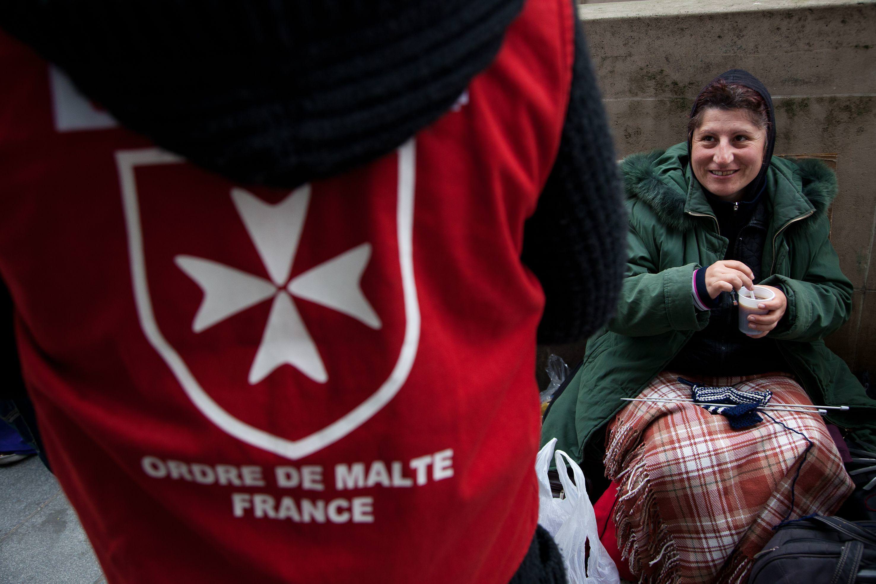 Femme sans abri aidée par les équipes de l'Ordre de Malte France
