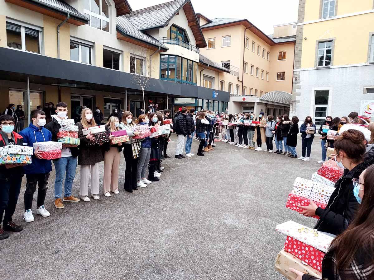 Les lves du Groupe scolaire Demotz La Salle Rumilly en Haute Savoie ont confectionn 350 botes cadeau pour les plus dmnunis 