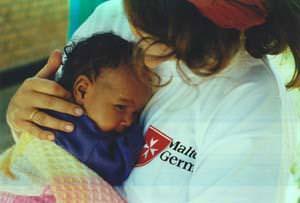 Bénévole avec un jeune réfugié. Photo: Malteser