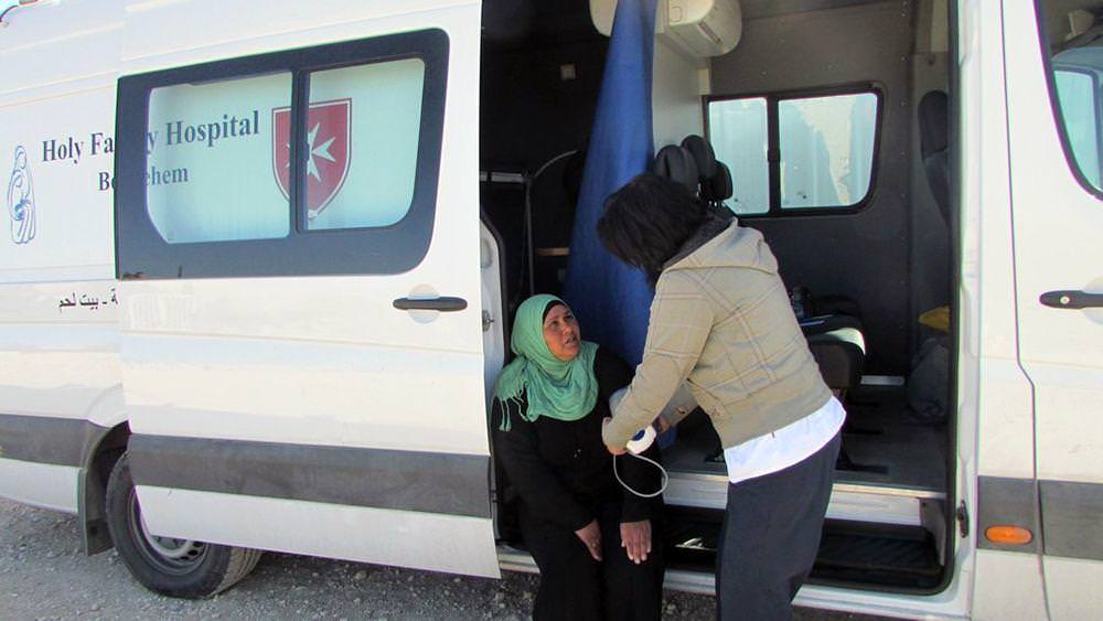 Une femme bédouine consultant à la clinique mobile © - Ordre de Malte France