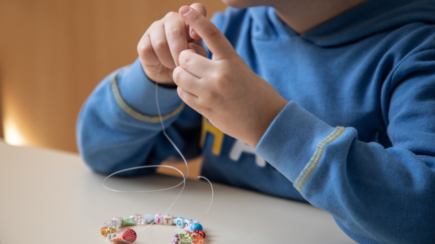 enfant pull bleu. Protéger ses proches et sa famille