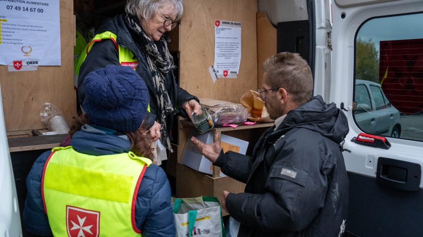 Ordre-de-Malte-France-offre-une-aide-alimentaire-aux-demunis