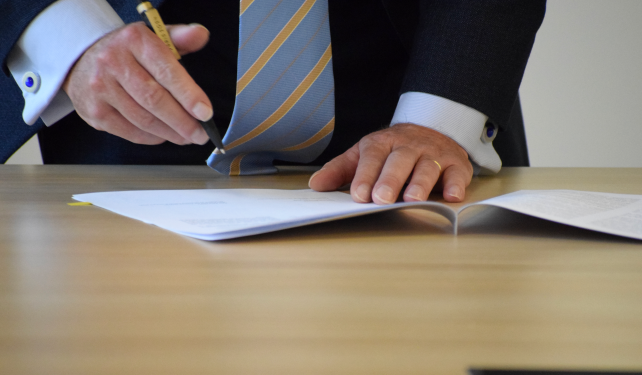 Comment rédiger un testament ? Signature d'un document